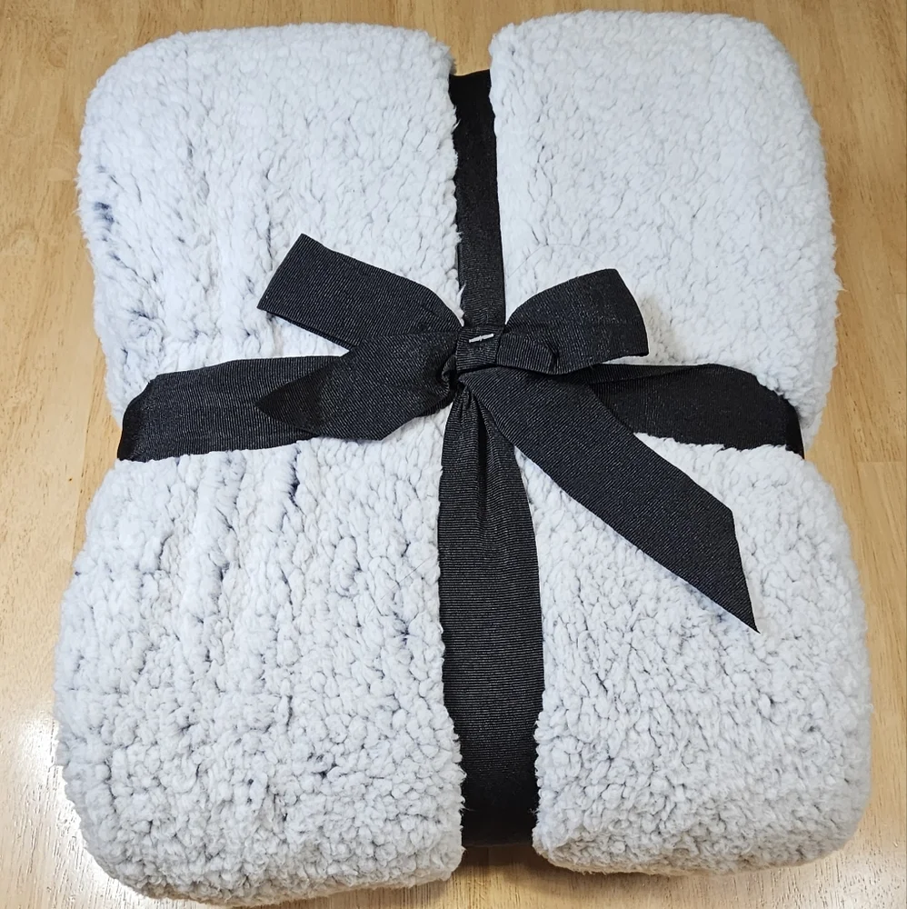 Sherpa Throw Blanket - Picture 5 of 7